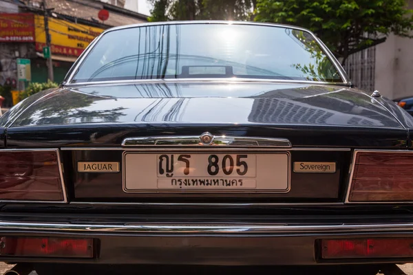 Jaguar Sovereign garé dans la rue de Bangkok — Photo