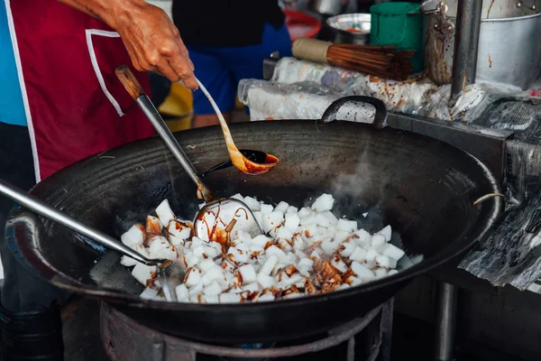 Mann kocht auf kimberly Streetfood Nachtmarkt — Stockfoto