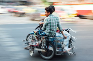 Motosiklet sepet içinde oturan adam, kaydırma