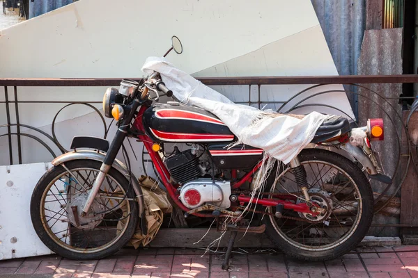 Старый мотоцикл припаркован на улице — стоковое фото