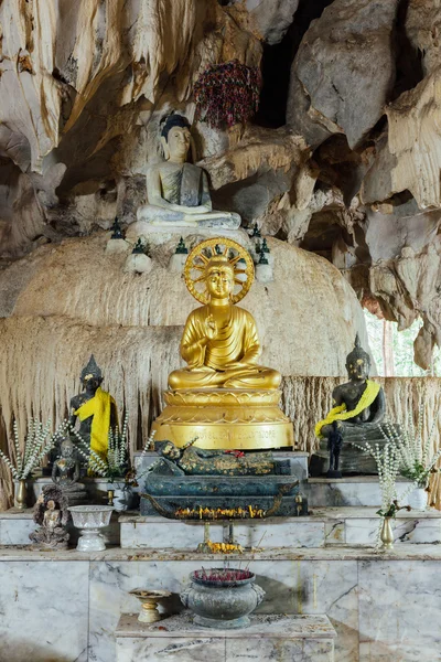 Image de Bouddha dans la grotte — Photo
