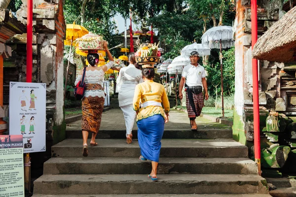 Femmes avec panier sur la tête — Photo