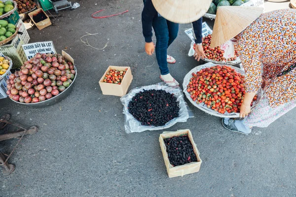 Donna sta vendendo fragole e gelsi al mercato bagnato — Foto Stock