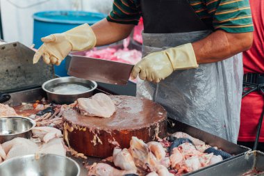 Kasap Satılık çiğ tavuk parçalarını ayıran