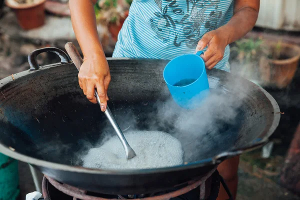 Kadın fasulye filizi ile tavada kızartılmış erişte yemek yapıyor. — Stok fotoğraf