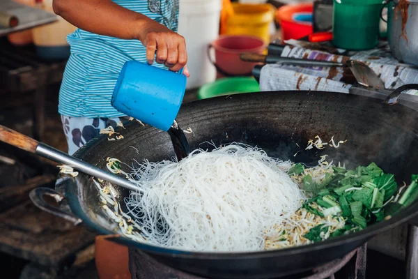 여자 요리 콩나물 볶음된 국수 — 스톡 사진
