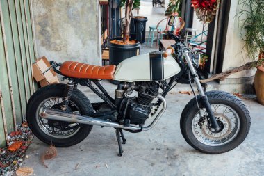 Vintage motosiklet Penang sokakta park edilmiş.