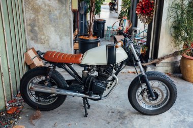 Vintage motosiklet Penang sokakta park edilmiş.
