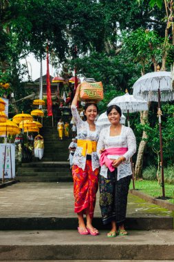 Annesi ile genç kadın