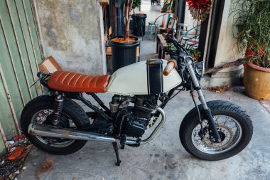 Vintage motosiklet Penang sokakta park edilmiş.