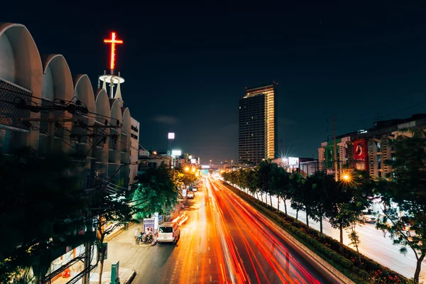 Bangkok Caddesi'ndeki trafik lambası yollar — Stok fotoğraf