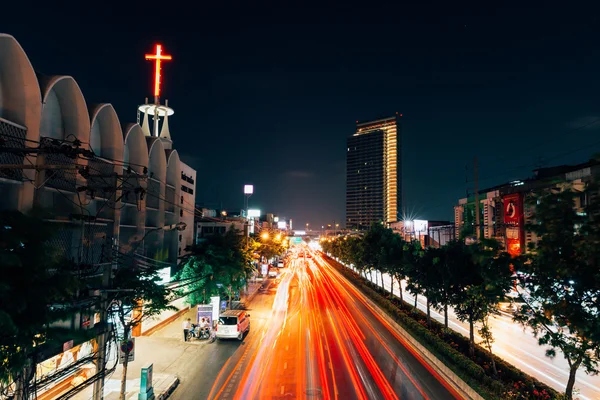 De paden van de verkeerslichten op de straat van Bangkok — Stockfoto