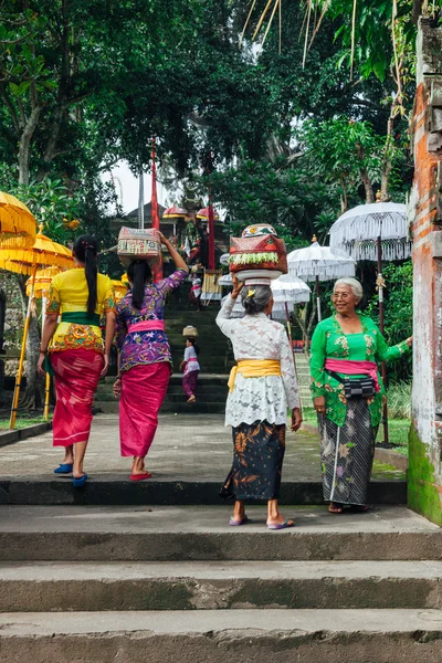 Bali dili kadınlar başlarına sepetleri ile