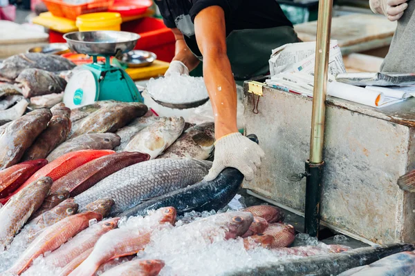 Homme préparer du poisson à vendre — Photo