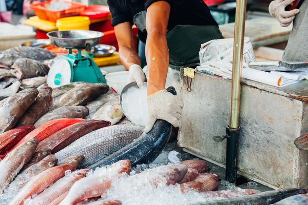 Homme préparer du poisson à vendre — Photo