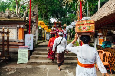 insanlar merdivenlerden yukarı yürür
