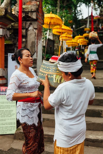 Kind hilft seiner Mutter — Stockfoto