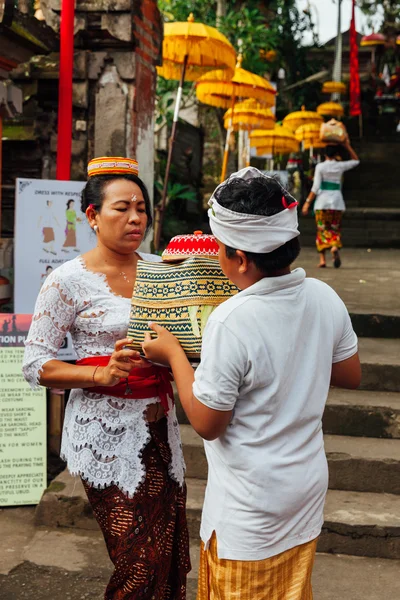 Çocuk annesi yardımcı olur.