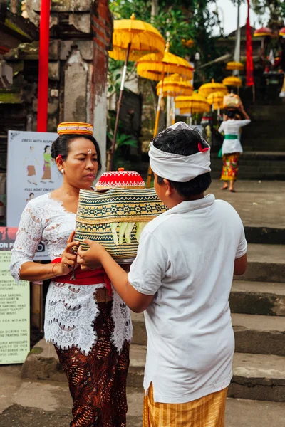 Çocuk annesi yardımcı olur.
