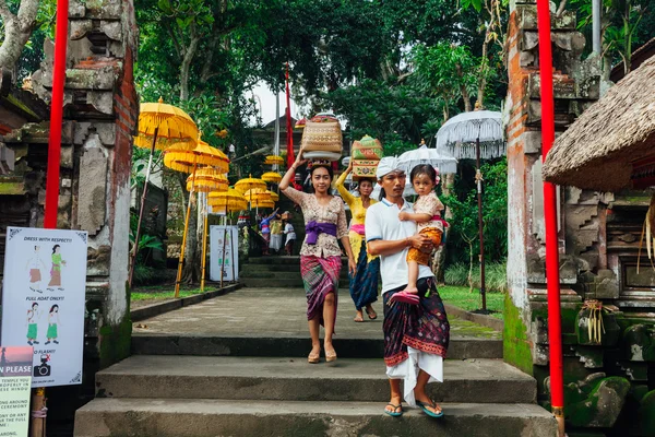 Balinese family in traditional clothes — Stock Photo, Image