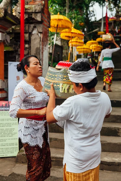 Çocuk annesi yardımcı olur.