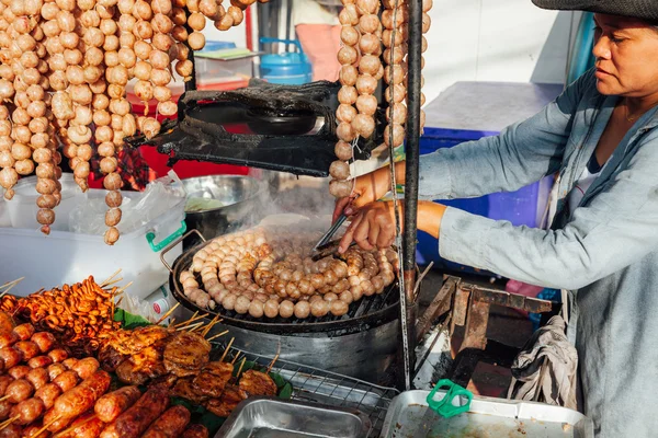 Mujer tailandesa cocina albóndigas —  Fotos de Stock