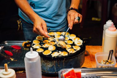 Tay adam yemek Bıldırcın yumurta