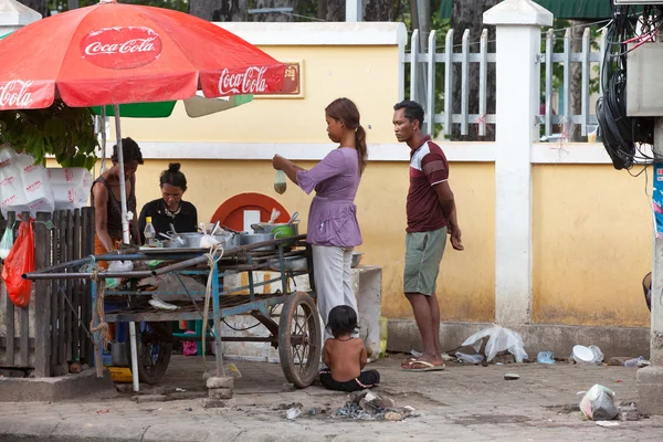 Local family buying food on the street of Siem Reap, Cambodia — Stock Photo, Image