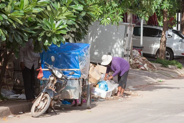 Cambodjaanse familie op zoek naar voedsel in de vuilnis — Stockfoto