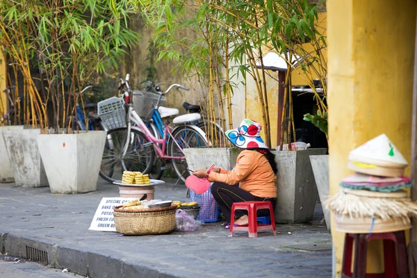 Вьетнамская женщина продает еду на улице Хойан — стоковое фото