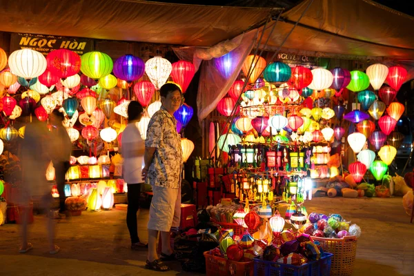 ベトナム ホイアンの市場通りで販売のカラフルな提灯の男、 — ストック写真