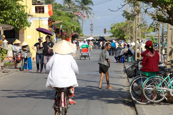 Mensen op de straat van Hoi een oude stad, Vietnam — Stockfoto