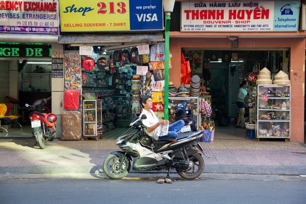 Человек с газетой на мотоцикле — стоковое фото