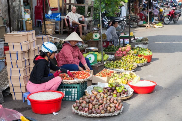 Mujeres vietnamitas están vendiendo frutas en el mercado húmedo de Nha Tra — Foto de Stock