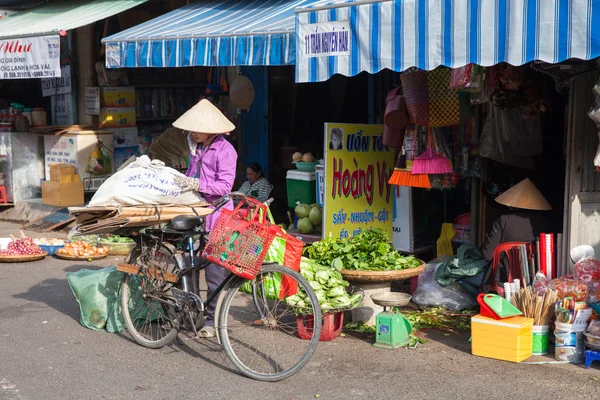 Mujeres vietnamitas en sombrero cónico tradicional en el mercado húmedo de — Foto de Stock