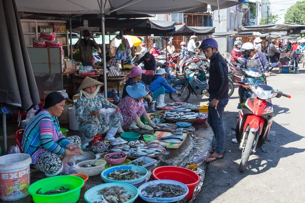Las mujeres están vendiendo mariscos en el mercado húmedo — Foto de Stock