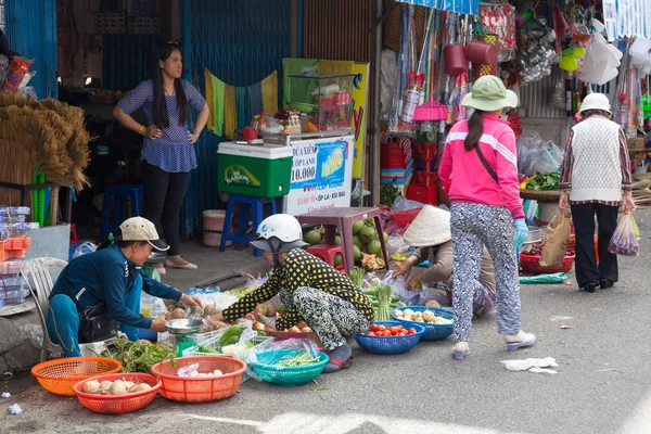 Las mujeres están vendiendo verduras en el mercado húmedo — Foto de Stock