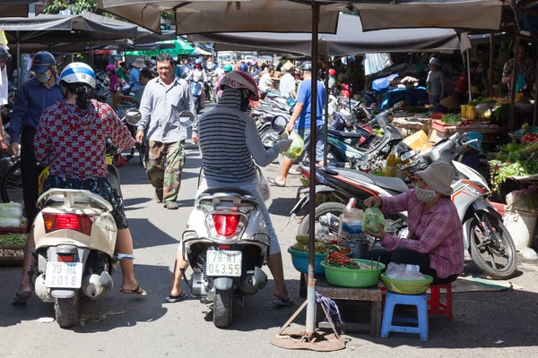 Mujer está vendiendo pepinillos en el mercado húmedo — Foto de Stock