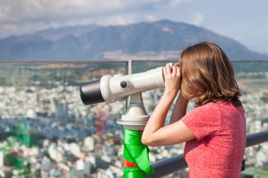Genç kadın kule Görüntüleyicisi yoluyla arıyor