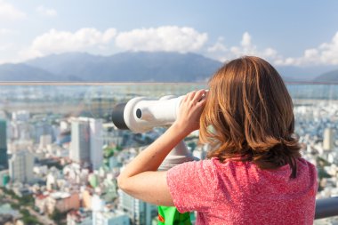 Genç kadın kule Görüntüleyicisi yoluyla arıyor