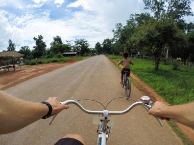 genç adam bisiklet üzerinde