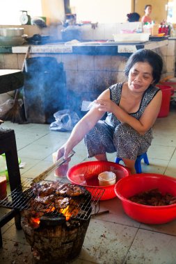 Kadın et Vietnamca stil gıda c ateş üzerinde pişirme
