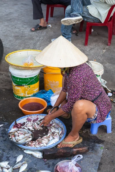 Femme prépare des fruits de mer à vendre dans la rue du marché — Photo