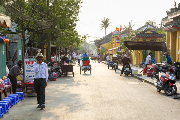 People on the street of Hoi An ancient town — Stock Photo, Image