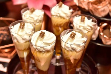 Parti dekorasyonu için tatlılar ve ikramlar