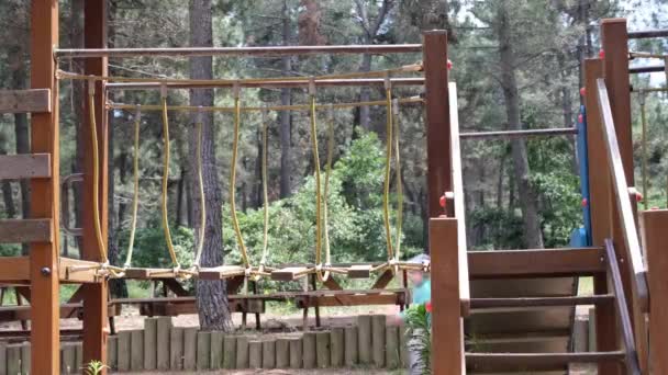 Criança correndo no parque infantil — Vídeo de Stock