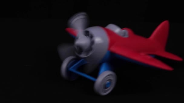 La hélice del avión de juguete con ruedas está girando fondo negro — Vídeos de Stock