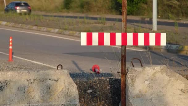 Hay una carretera en el asfalto dañado — Vídeos de Stock