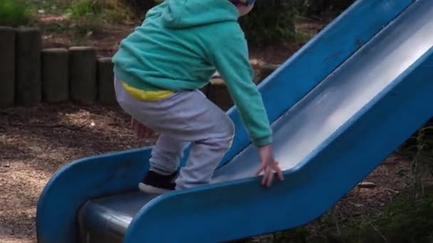 Corrediça de escalada infantil no parque infantil — Vídeo de Stock