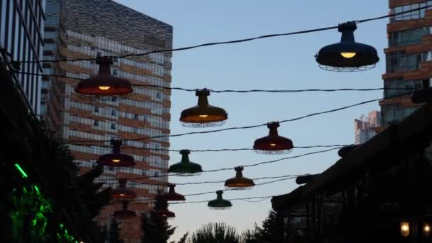 Lampy uliczne w pobliżu restauracji i Plaza — Wideo stockowe